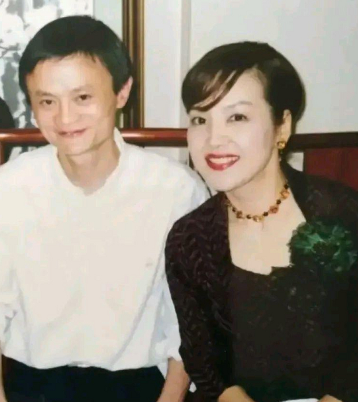 马云与小鹿纯子的合影,小鹿纯子是马云小时候的偶像