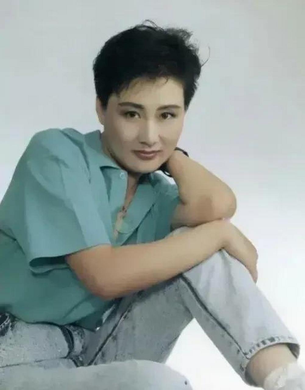 gif创作人# 张凯丽年轻时候挺像男孩子的,五官比较端正大气,还留着一