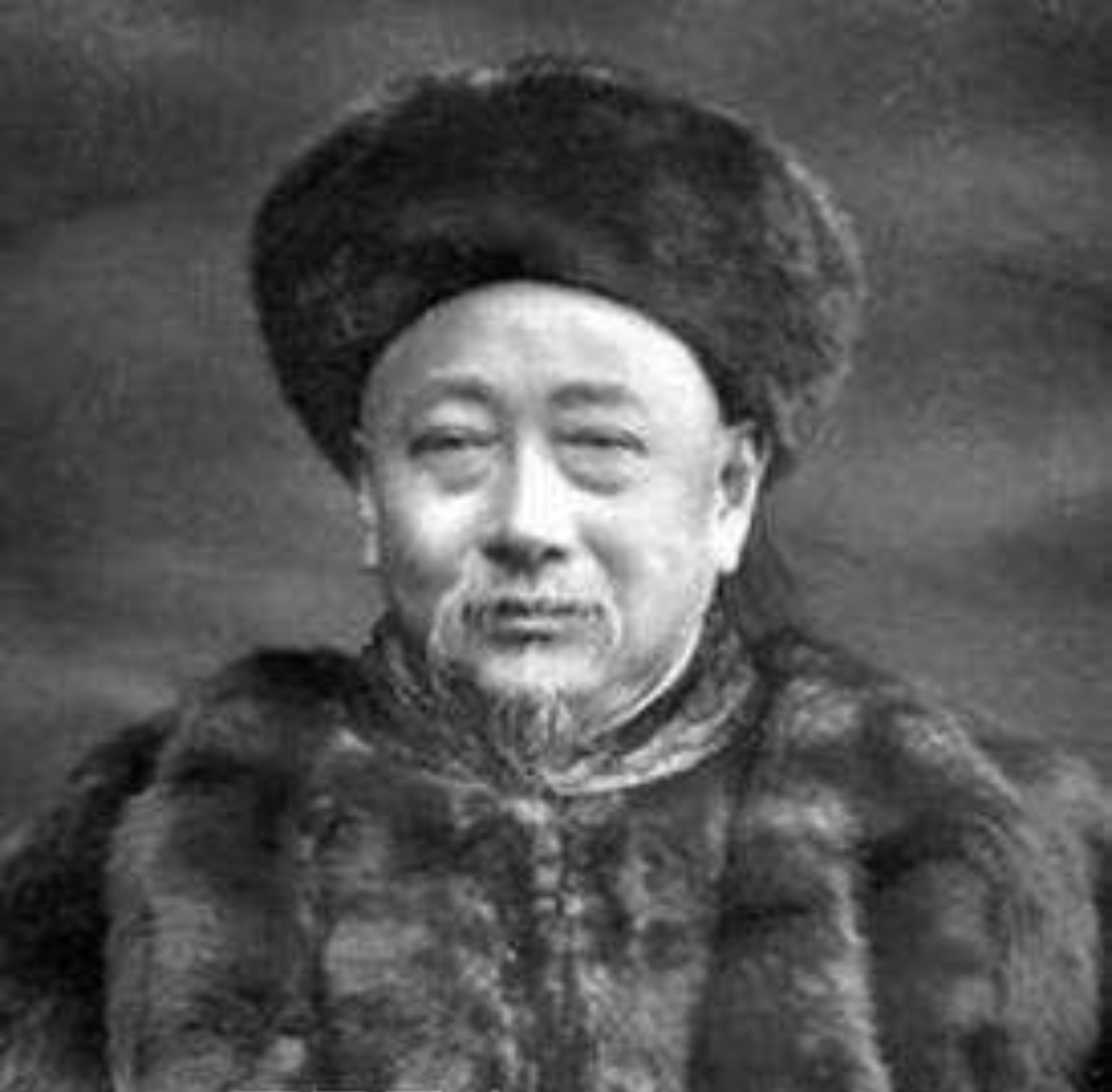 1734年,湖北学政俞鸿图被铡刀铡为两段后,活着的上半身支撑着身体