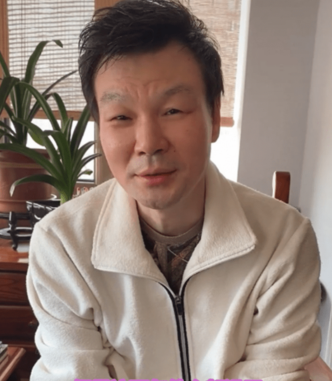 47岁主持人李彬近况曝光,昔日才子饱受病痛折磨,如今憔悴不堪,眼睛无