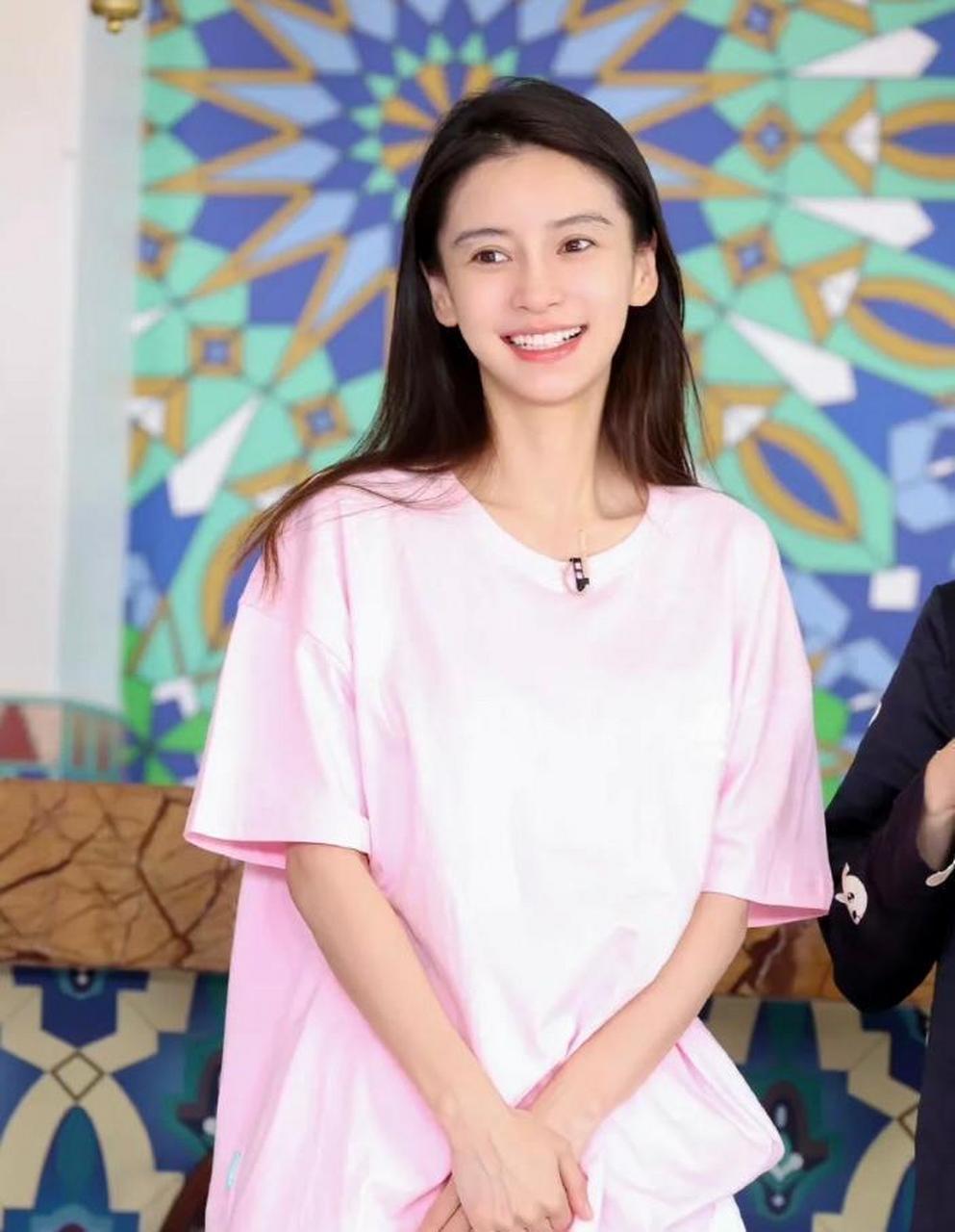 angelababy素颜妆比浓妆艳抹好看多了,还是喜欢她清纯乖乖女的样子