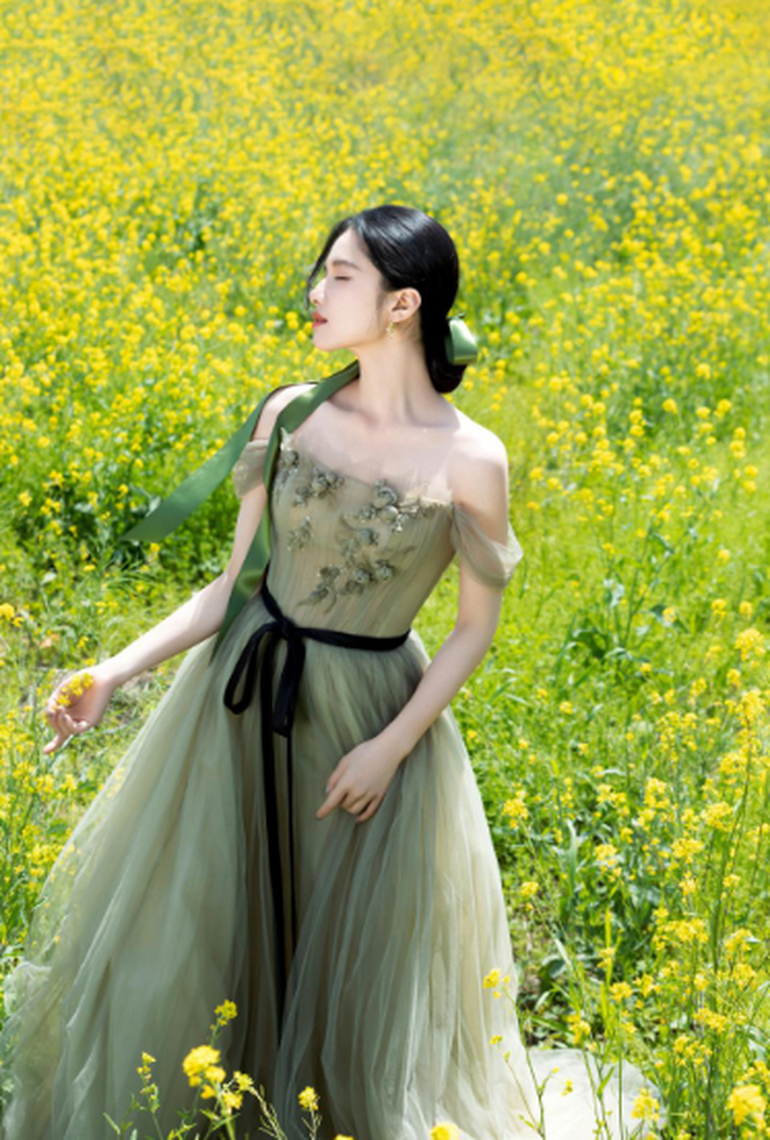 鞠婧祎绿色草丛裙图片