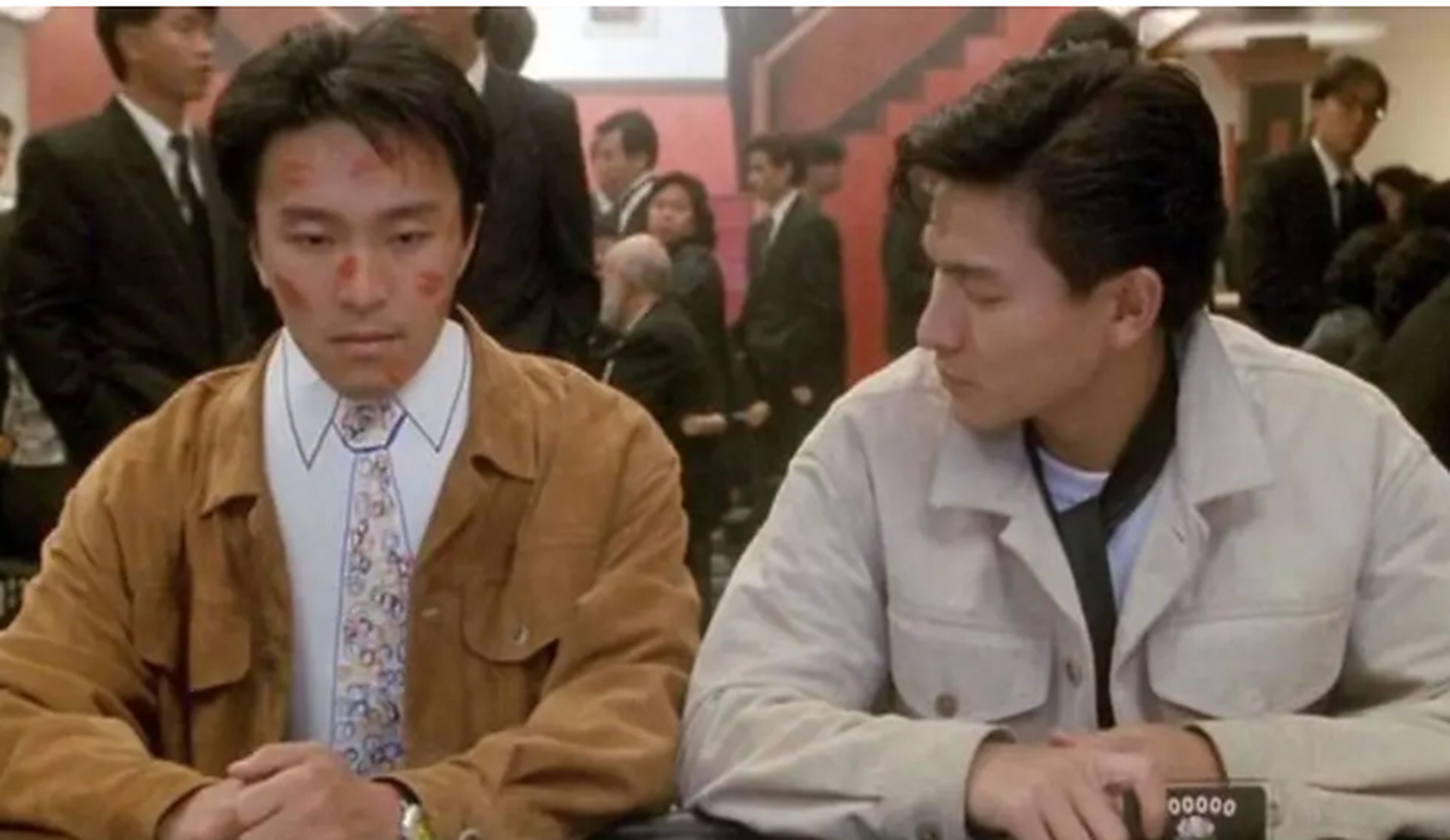 1990年8月,刘镇伟和周星驰拍了《赌圣》,票房飘红.