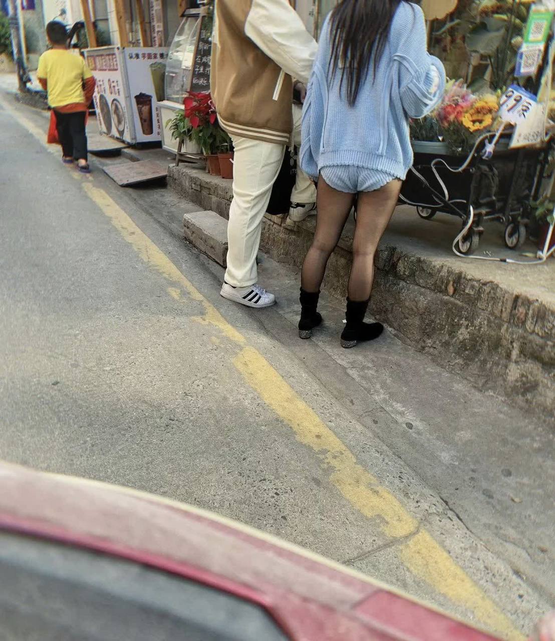 网友:这一定是我出门忘了穿裤子#趣图呵呵#[嘘]
