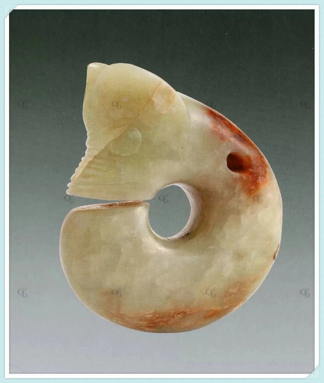 龙是中华民族文化中代表最高祥瑞的神物,龙纹是中国传统图案中最有