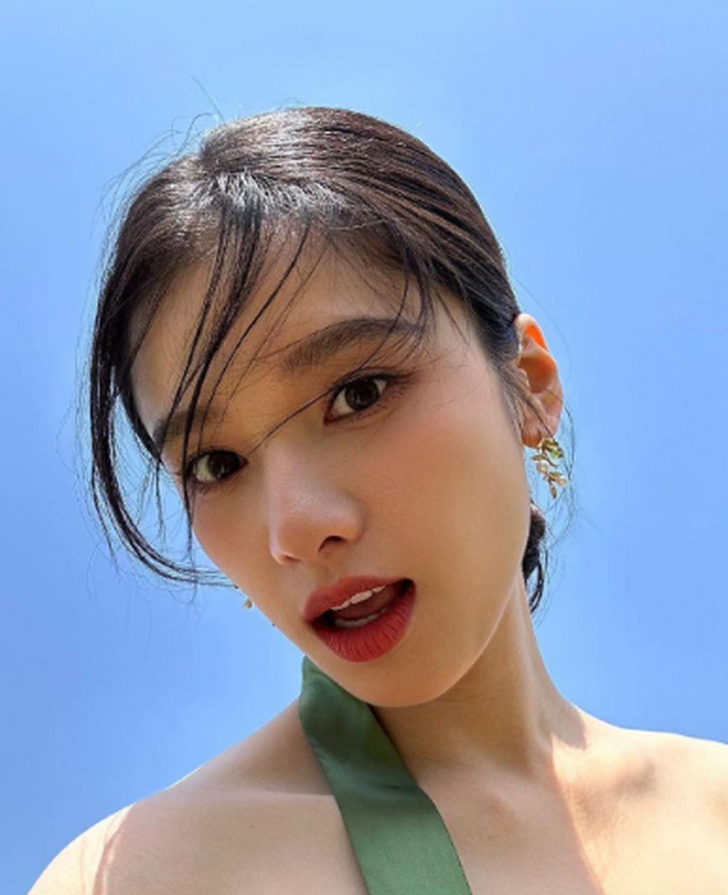 张婧仪一字肩绿色纱裙造型# #娱乐热点直通车