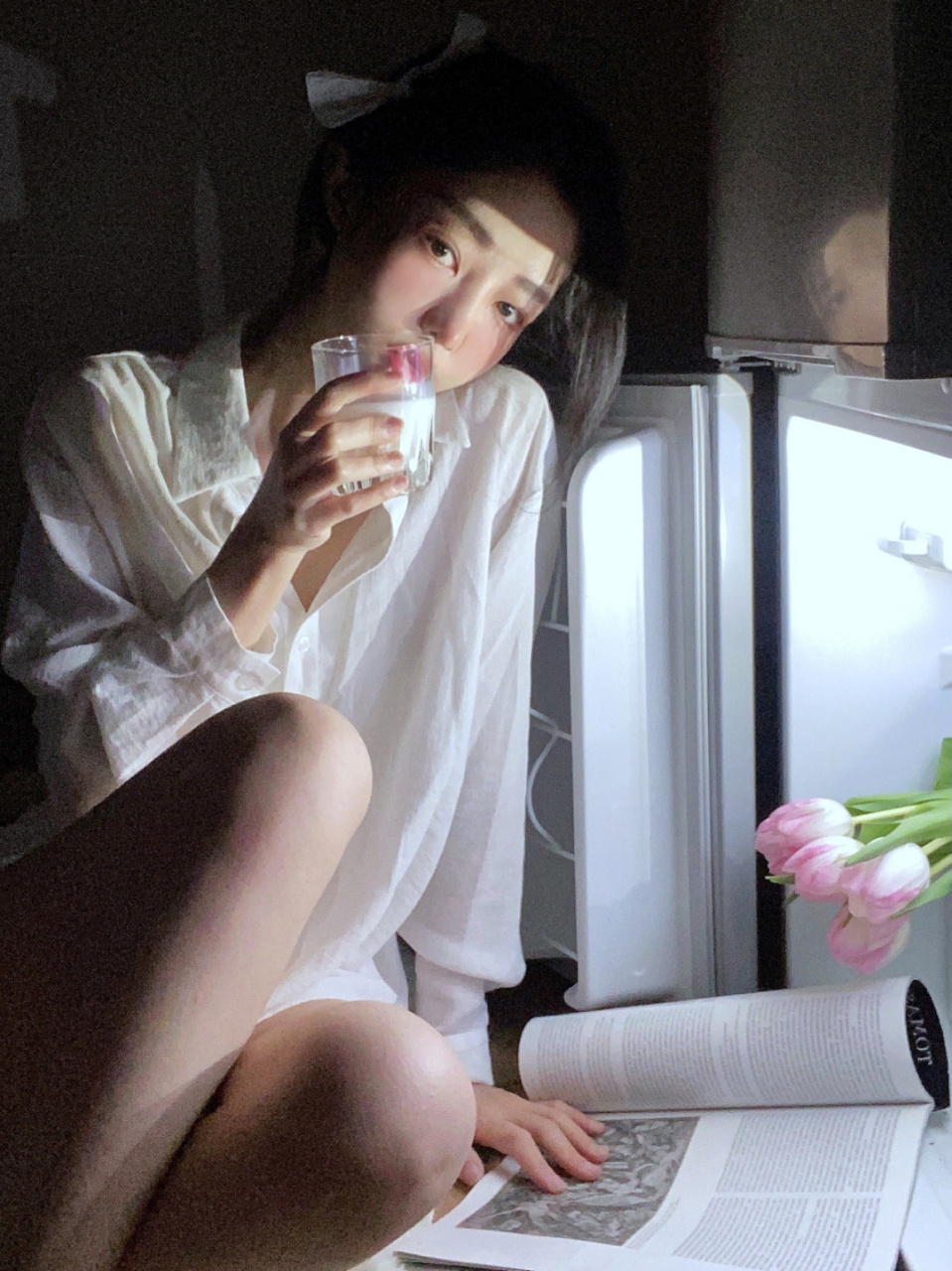 今天在家看了电影lolita,女主在冰箱旁边看报的画面有被美到,难怪那么