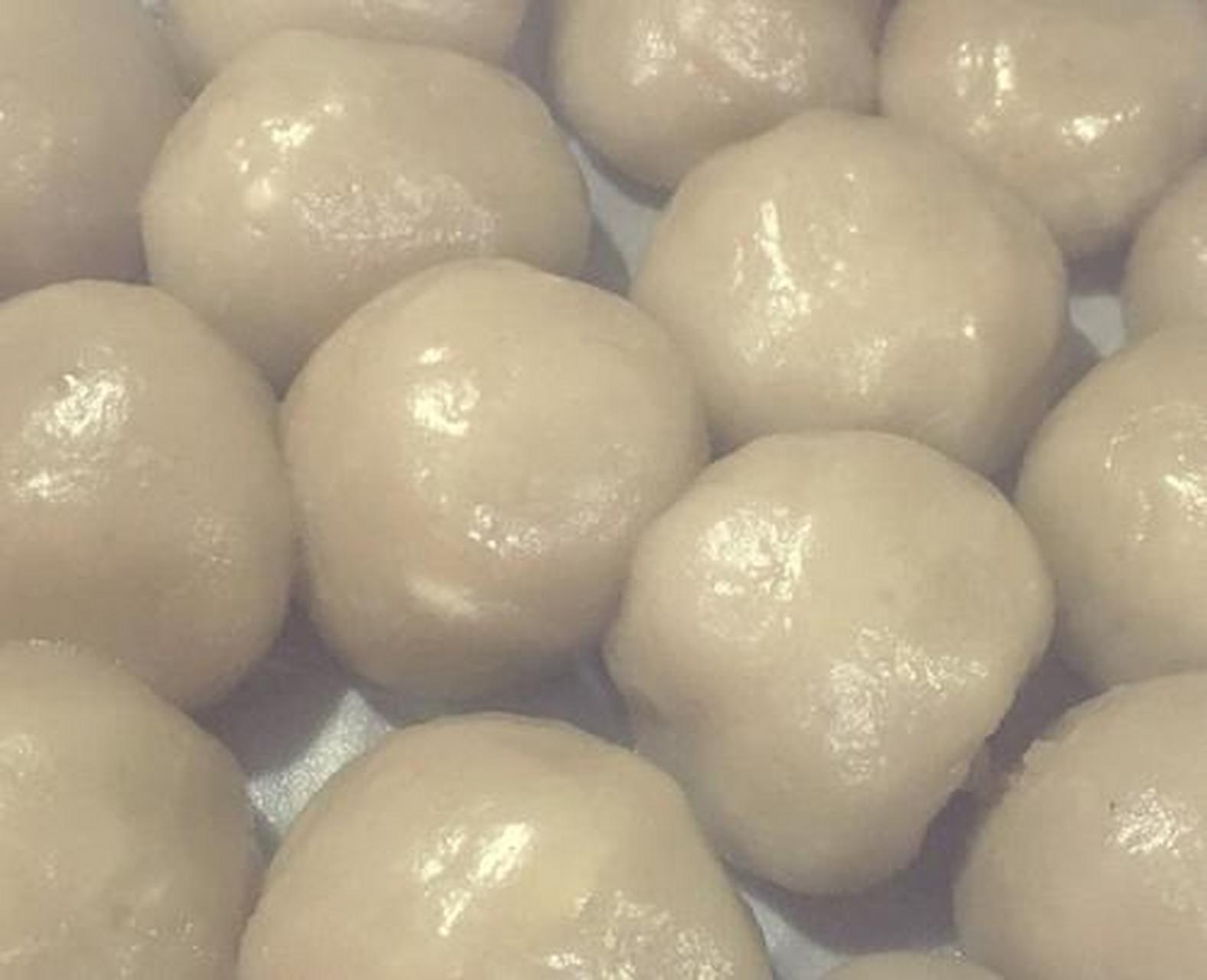 在黄石阳新有这么一道美食小吃,名为芋头圆,它是红苕芋头搅拌之后制作