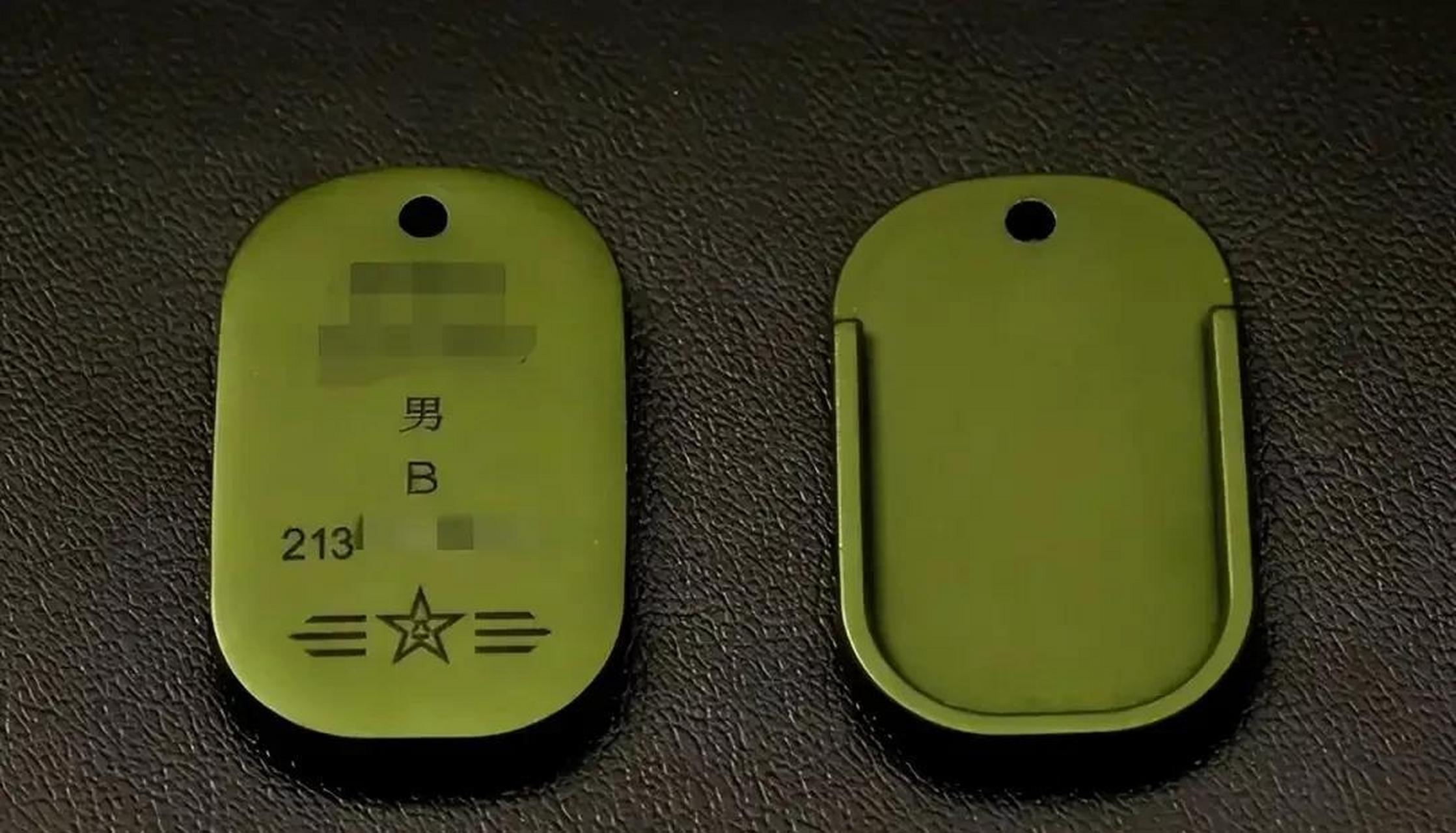 现在这样的姓名牌已经在全军部队配发,也是为了更