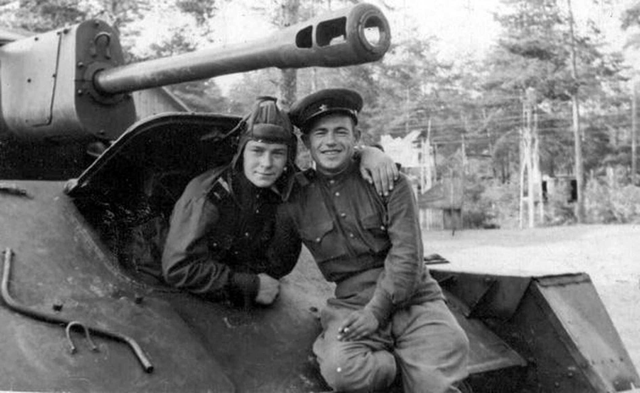 su-76(su-12)是红军首款大规模生产的轻型自行火炮,它将76毫米zis-3师