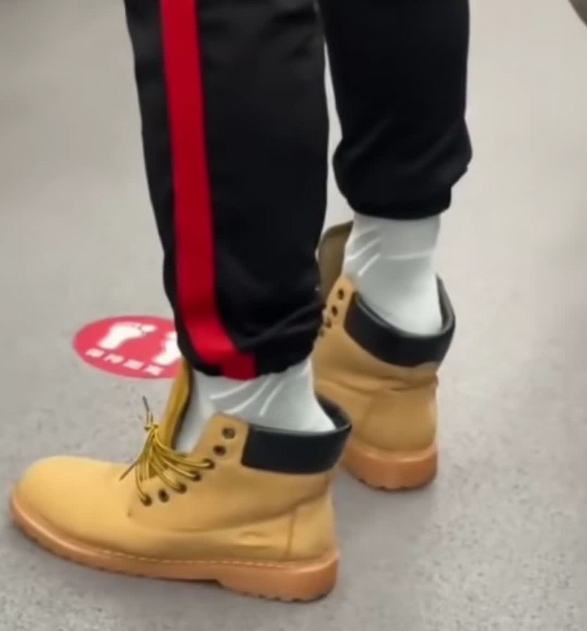 男孩,你穿高跟鞋吗?[大笑][大笑]#搞笑