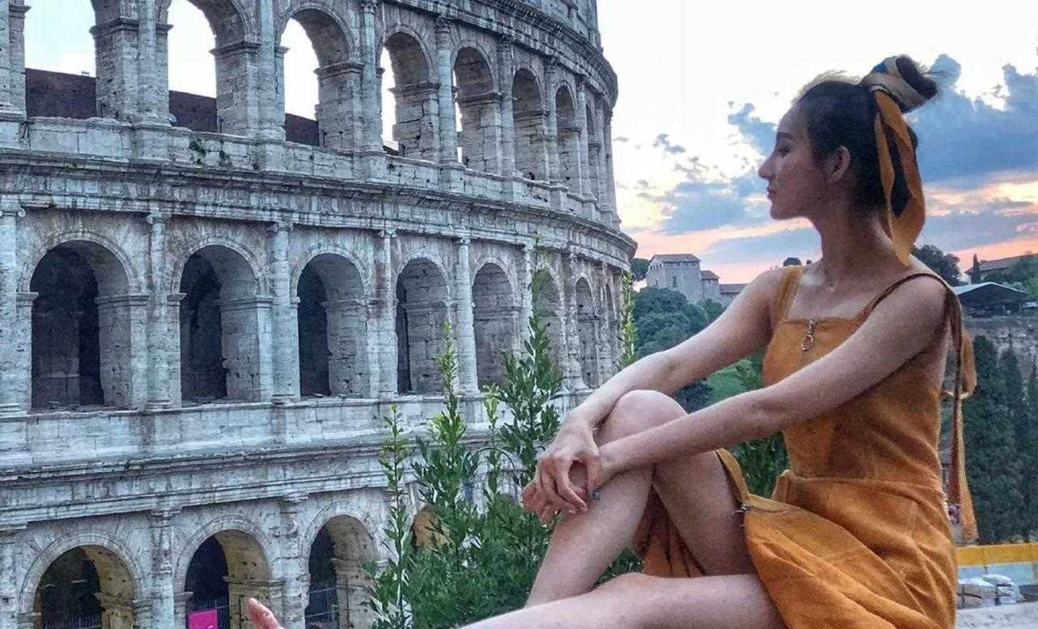 央视女主持人马凡舒性感写真照片,舞台上端庄得体,生活中马凡舒却是