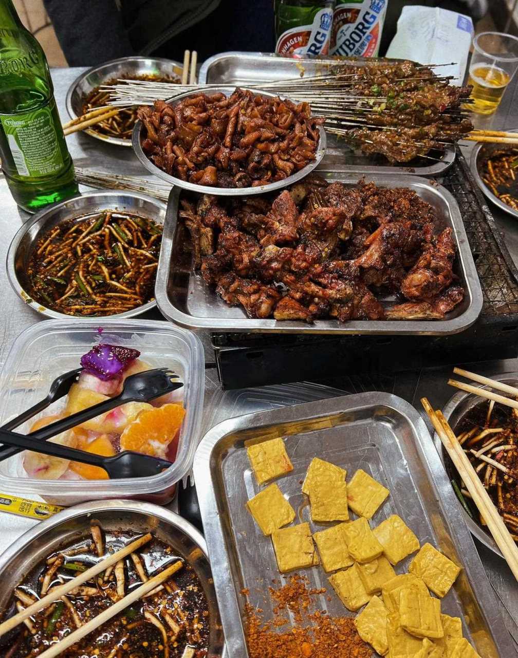 图一,广东老板吃夜宵 图二,四川老板吃夜宵 图三,贵州老板吃夜宵 [囧]