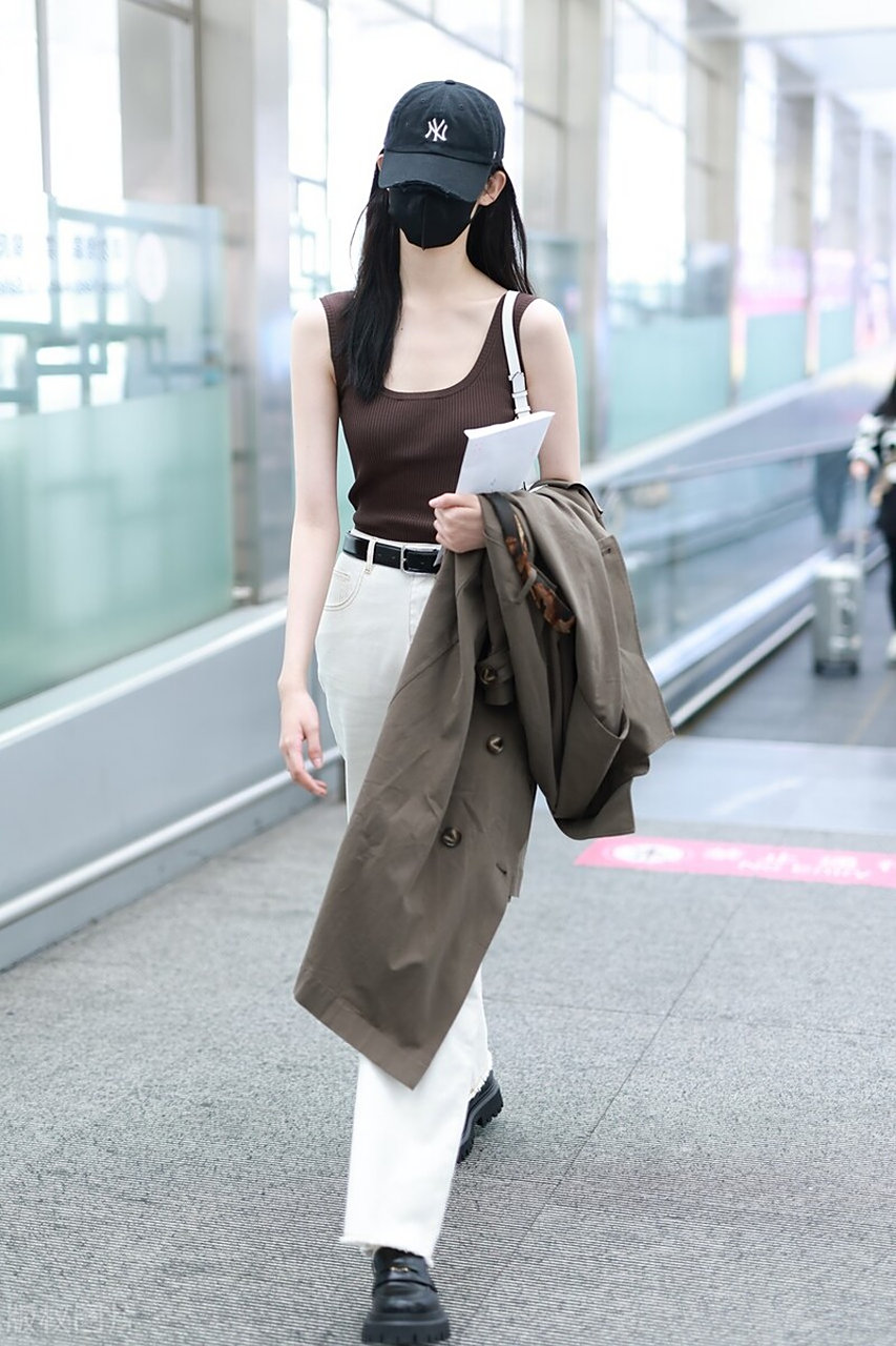 张艺凡机场随拍,褐色风衣搭配褐色背心,白色阔腿裤,简约高级!