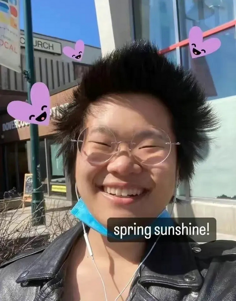 3月27日,老毕27岁女儿毕凌在自己社交账号晒出近照,并配文:"spring