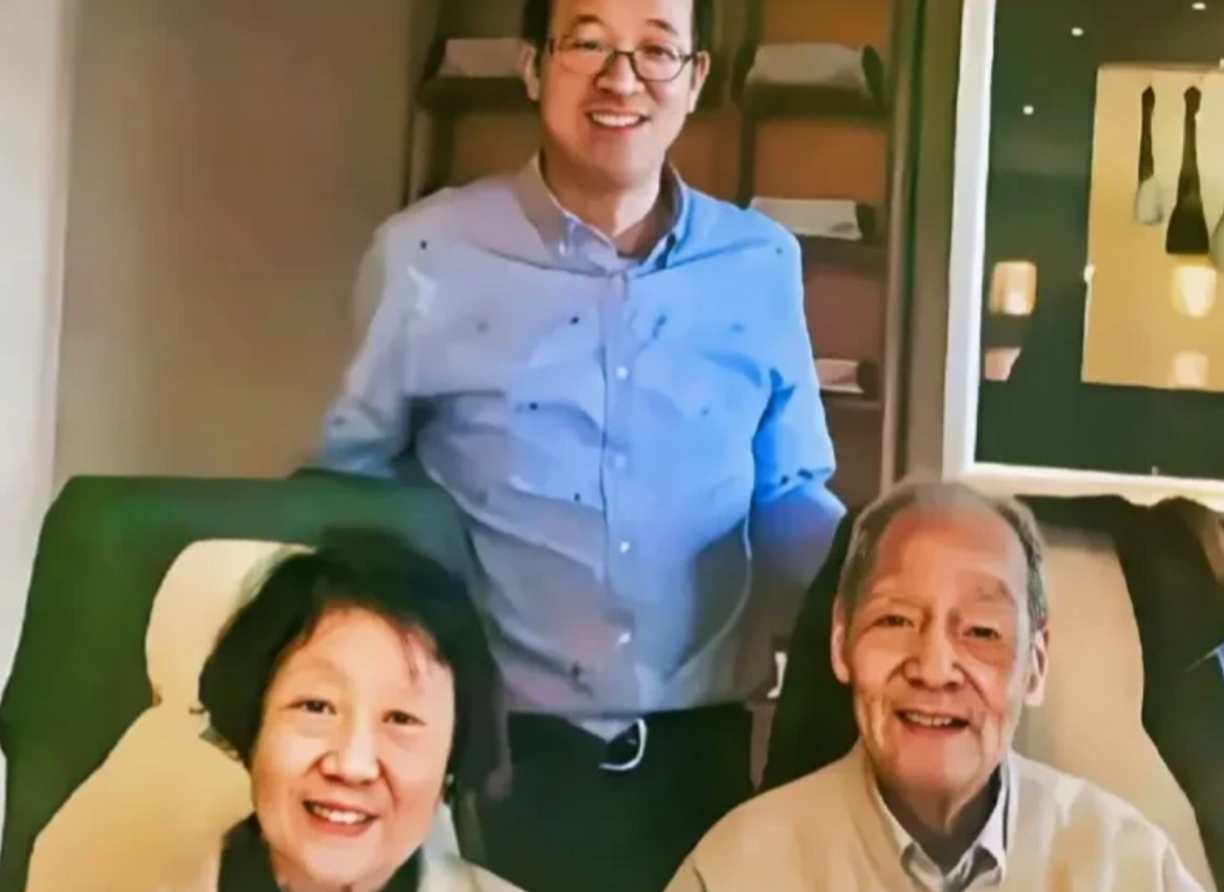 2017年,俞敏洪去看望自己北大的恩师许渊冲,没想到,年纪已经96岁的