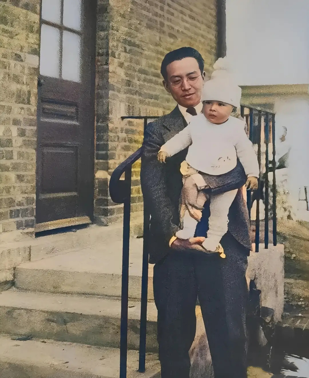 早年,梁思成与女儿的一张珍贵合影,女儿长得像父亲!