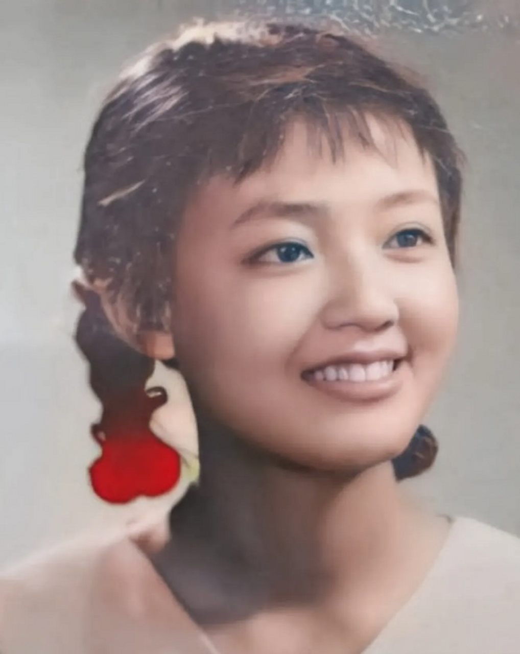 70年代,张兰留下一张年轻时的老照片!