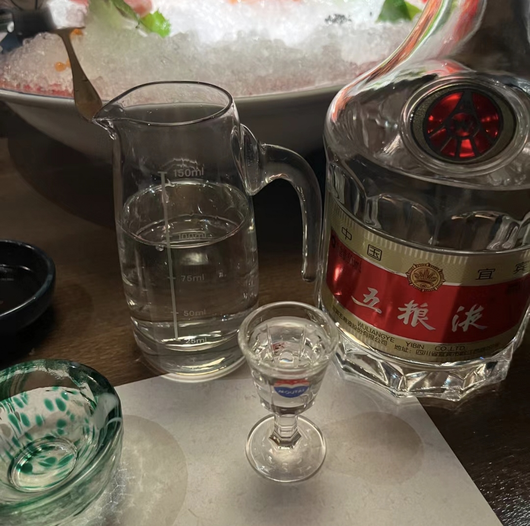昨晚在餐馆吃饭,恰好碰到老主任,我帮他那桌点了一瓶五粮液,可吃到