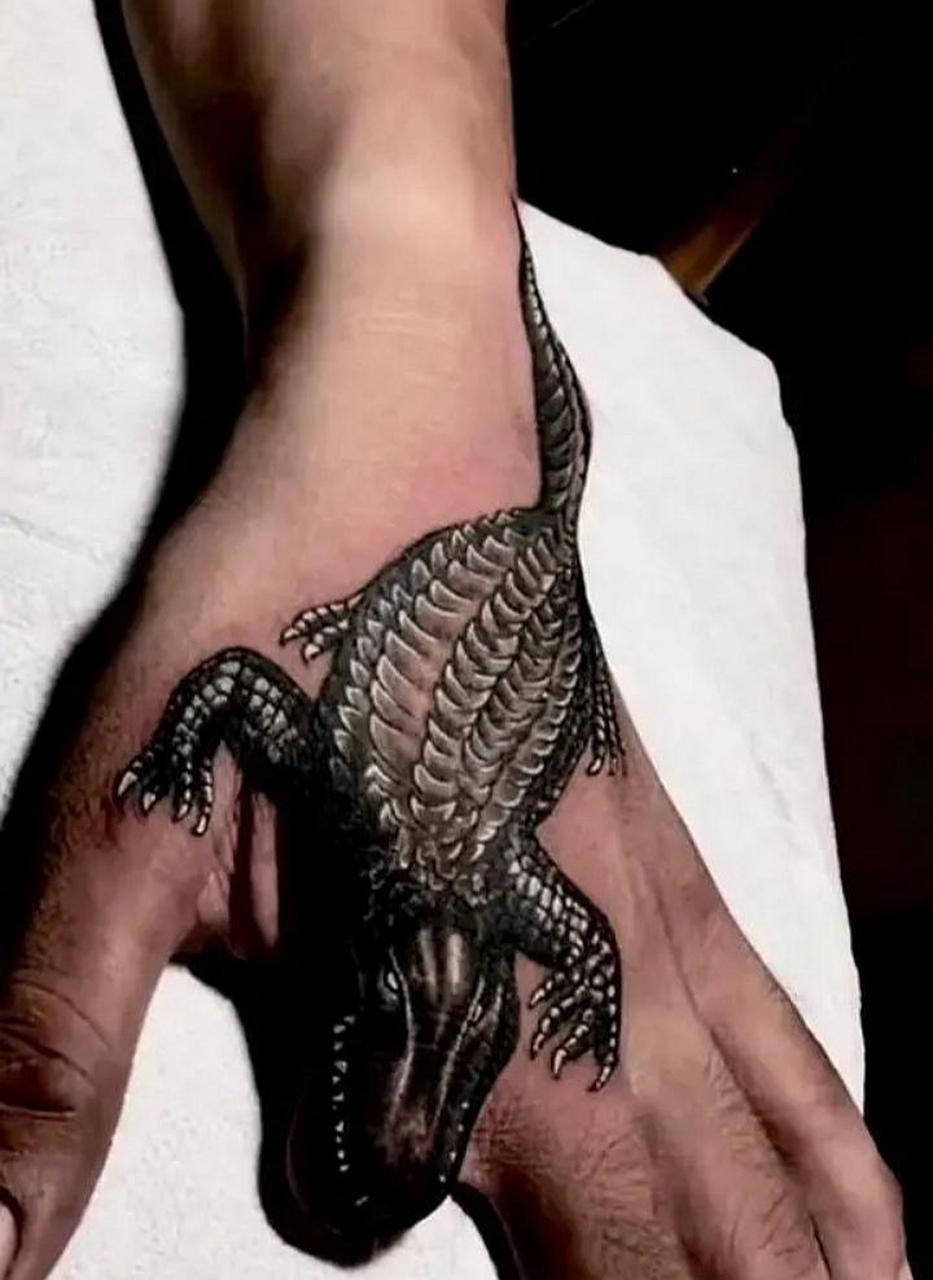 网友:这个手上的纹身真绝啊