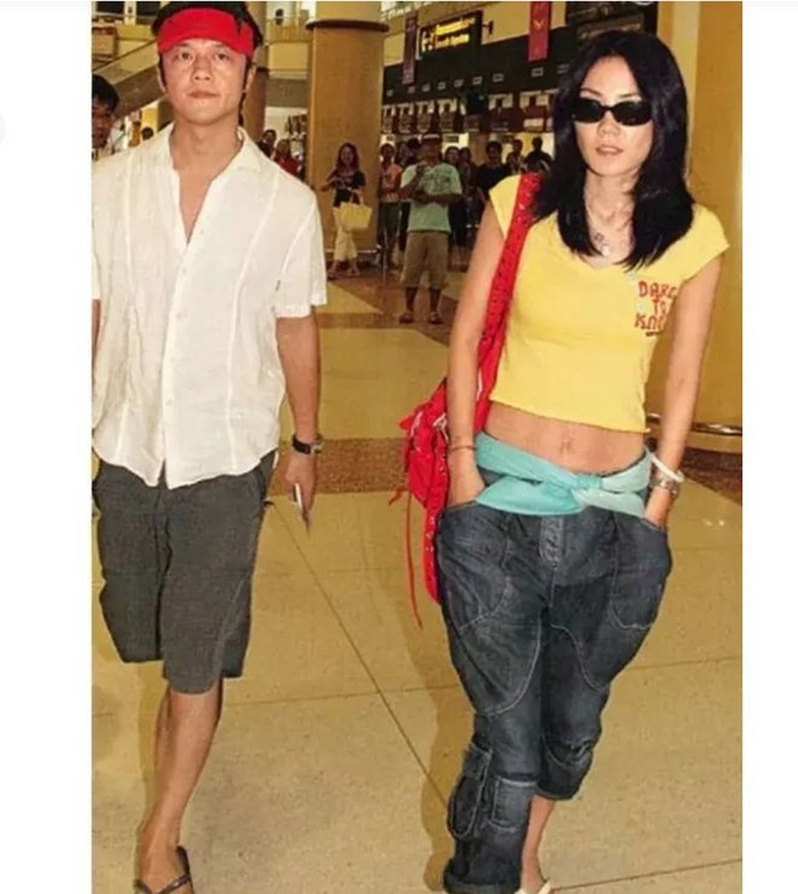 李亚鹏和王菲年轻时都是潮男潮女,他们一起出行的合照令人不由得回