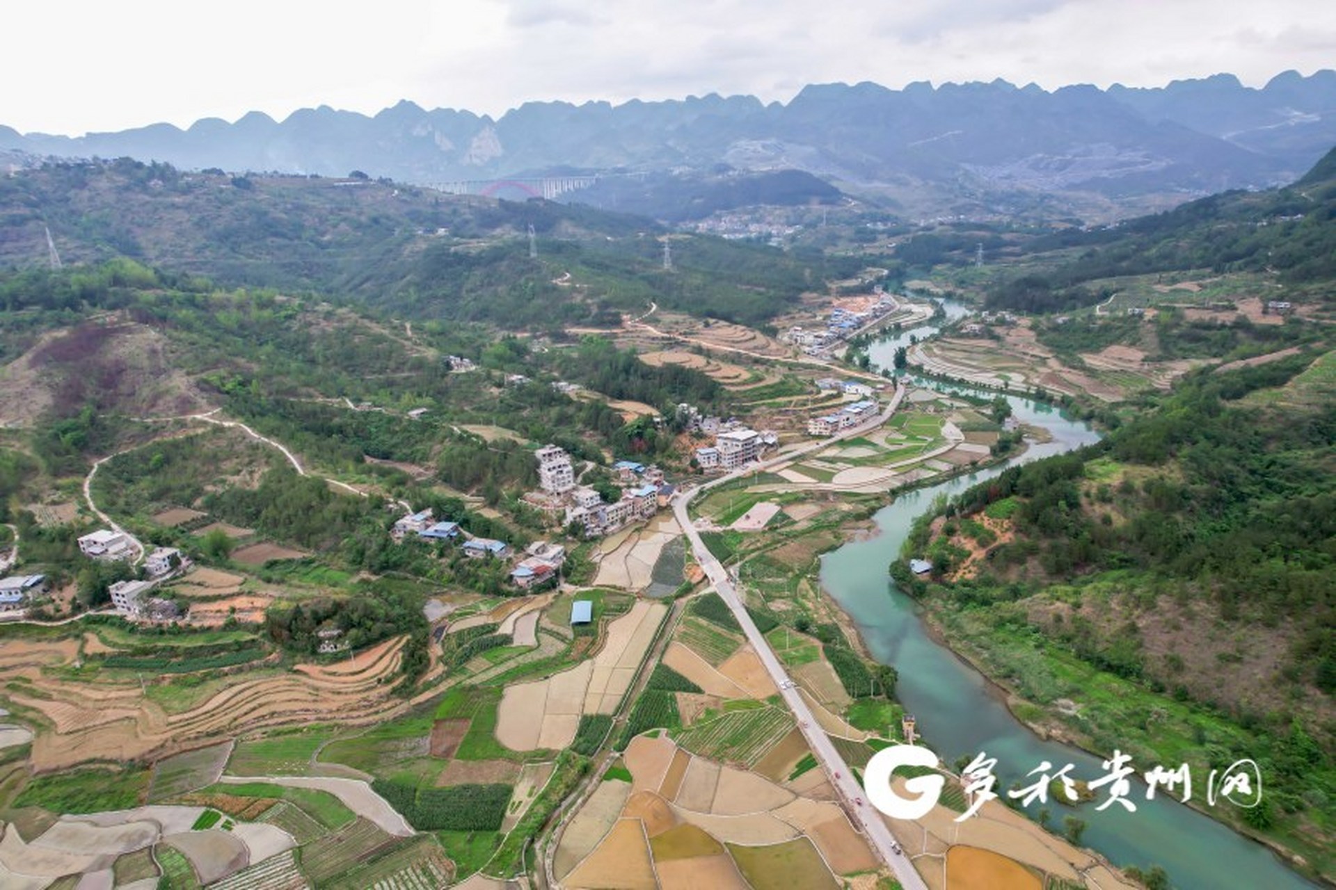 初夏时节,黔南布依族苗族自治州罗甸县沫阳镇,稻田与村居,桥梁,河流