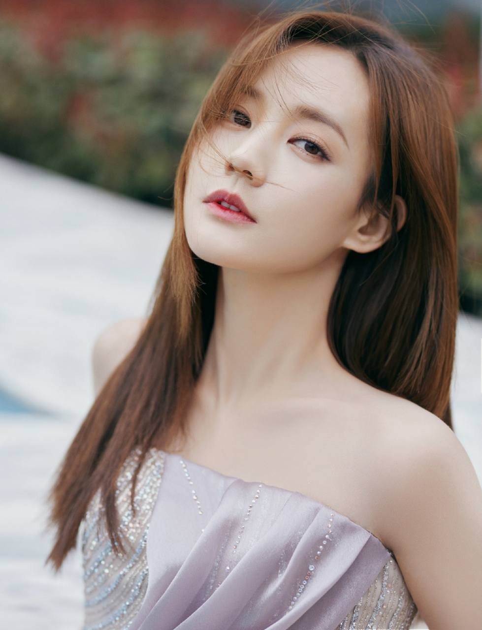 李一桐是一位充满魅力的女星,她的美丽令人叹为观止.