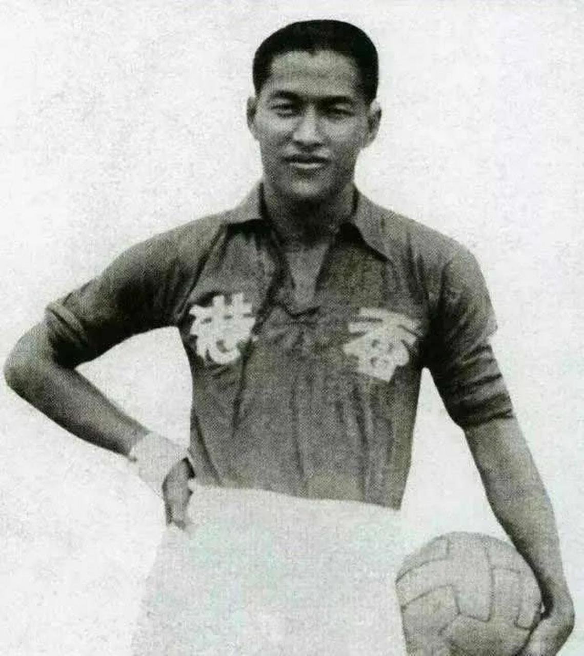 上世纪30年代,广东五华人李惠堂被誉为亚洲球王.
