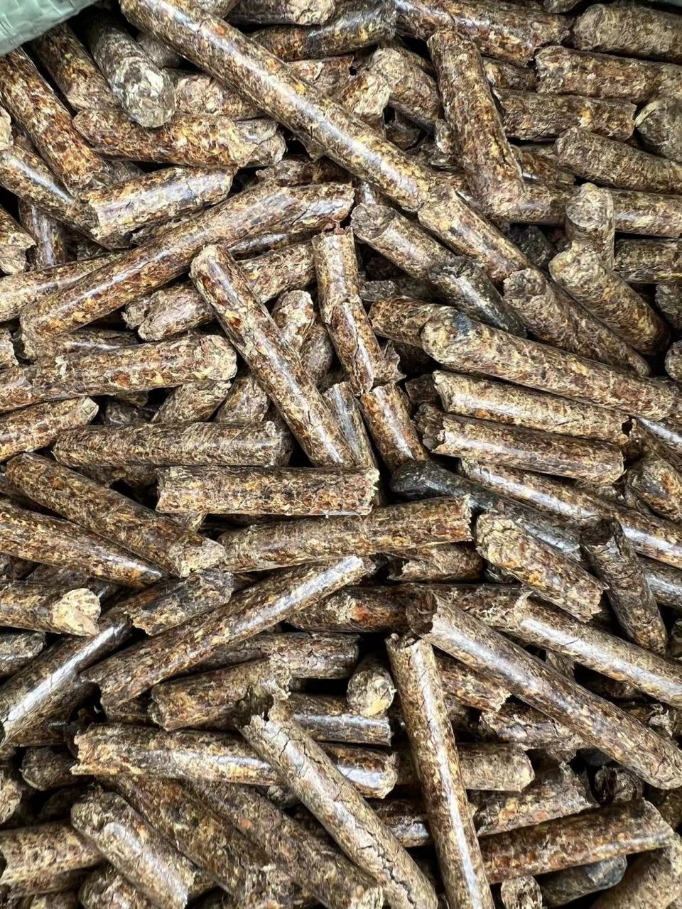 秸秆类农业固体废物原料直接燃烧会冒黑烟,燃烧不充分,对大气环境造成