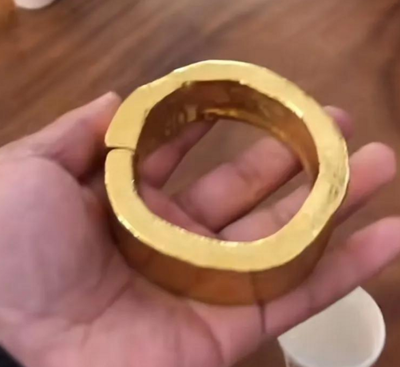 携带4斤金手镯遛弯 近日,一位90岁的大爷遛弯,带着个四斤重的金镯子