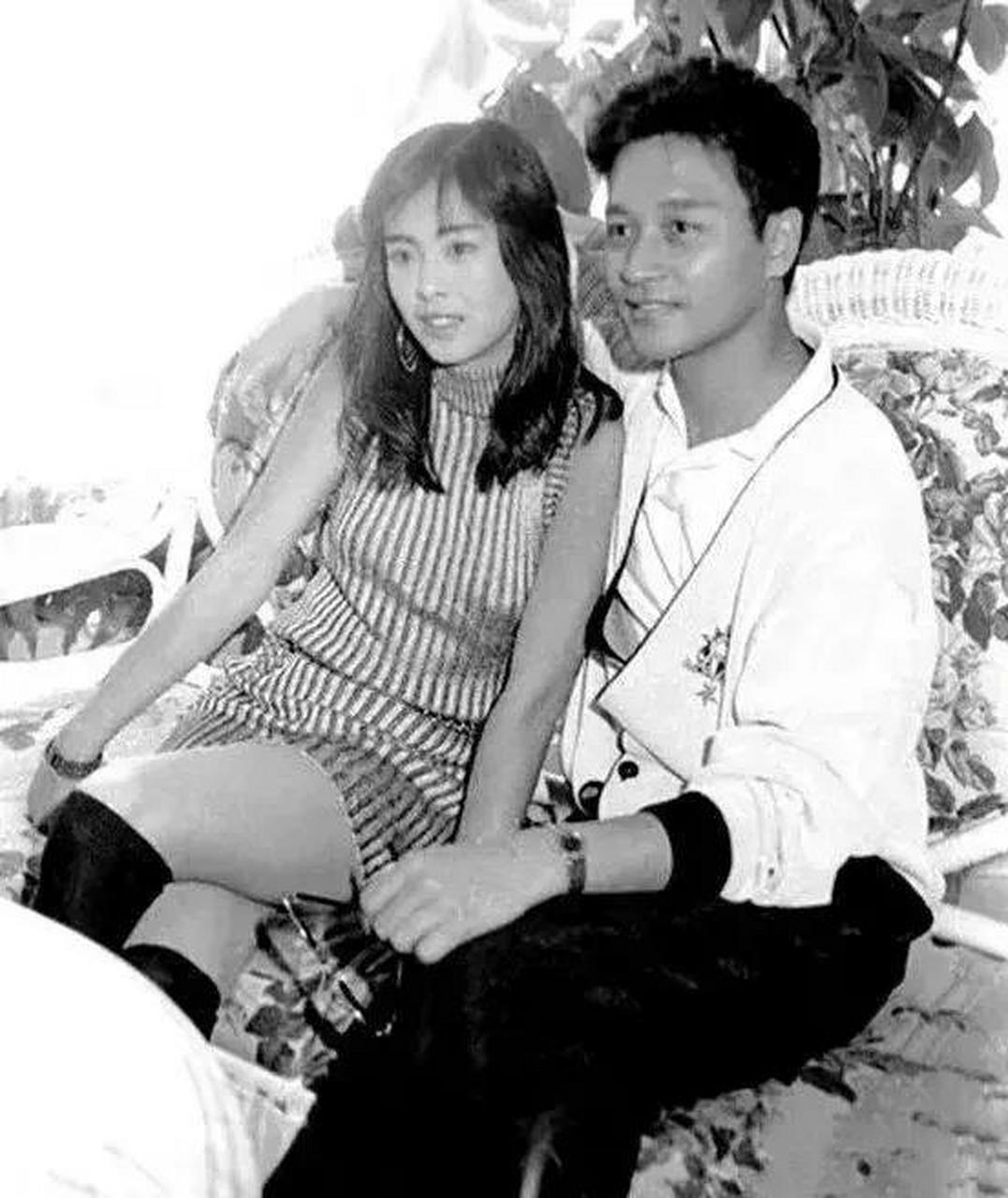 年轻时的张国荣和王祖贤曾经合影留念,这张照片让人们见证了两位当时