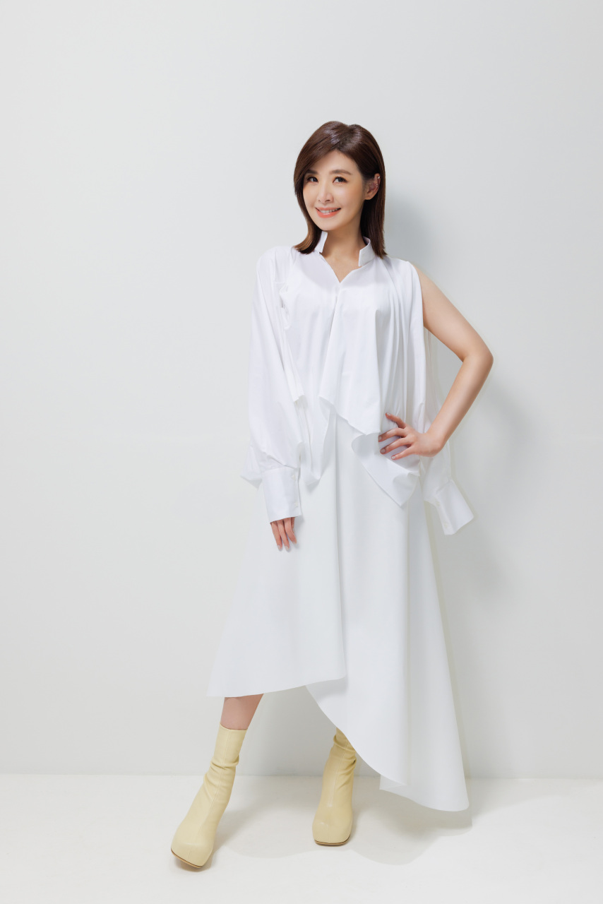 台湾歌星苏慧伦以清丽的外貌,脱俗的气质,在歌坛脱颖而出,成为青春