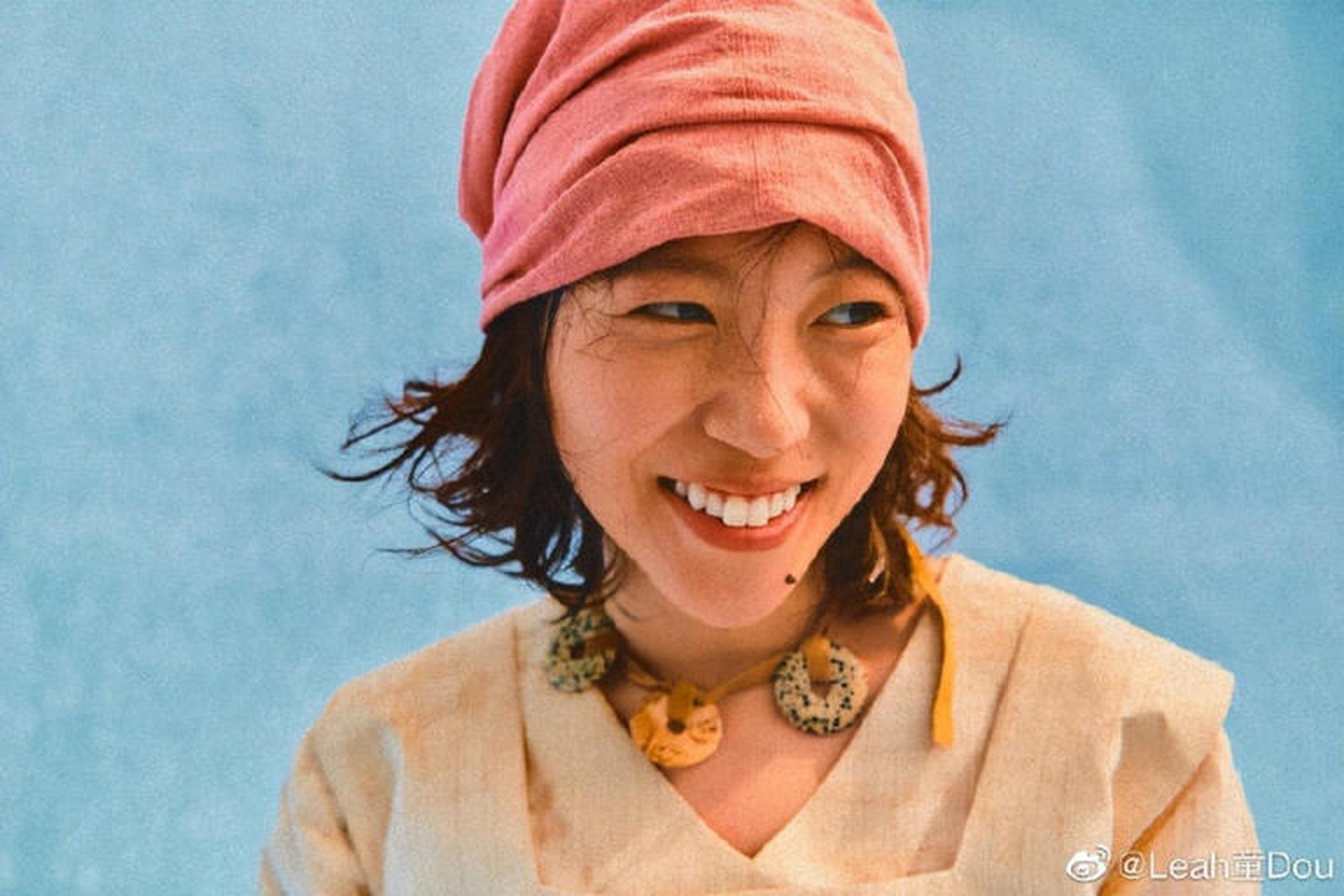 26岁窦靖童杂志封面好惊艳,留波浪卷变美少女,颜值不输妈妈王菲!