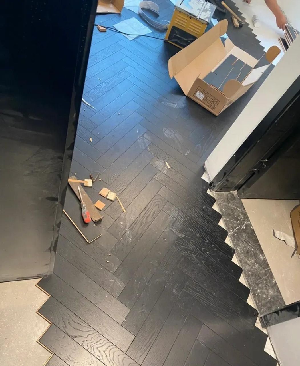 坚持全屋铺黑色地板,说黑色地板显高级,我告诉他黑色嫌脏,一点点灰尘