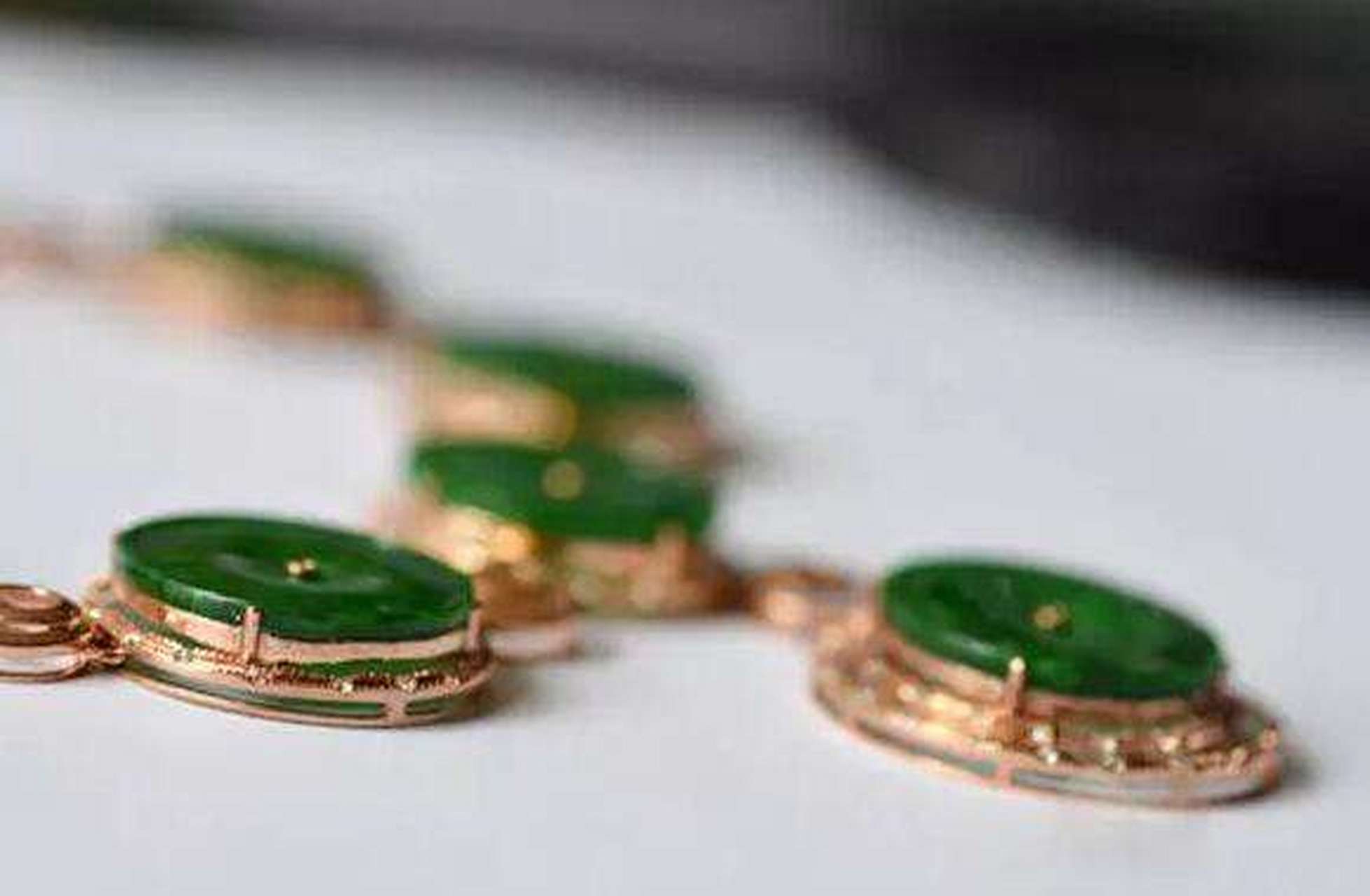 广片是翡翠的一种,它的特点是在自然光下绿得发