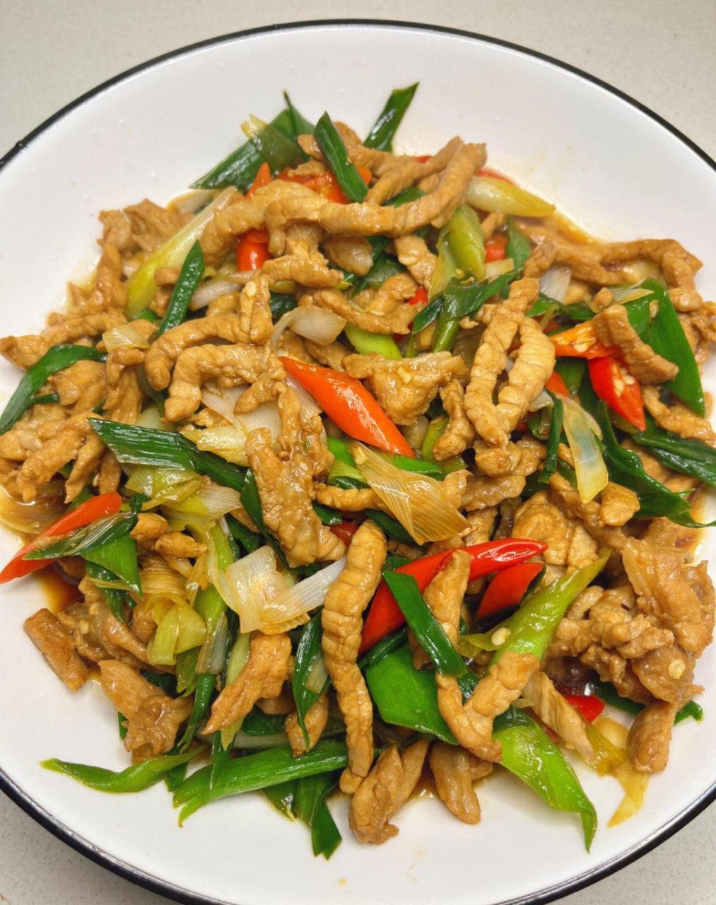 今天来道蒜苗炒肉丝,做法简单下饭～ 做法 蒜苗,肉丝,红辣椒 做法 1