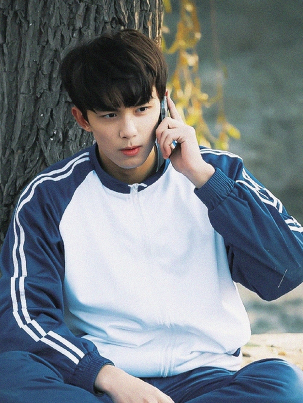 近日,吴磊的一组校服照片在网络上引发关注.