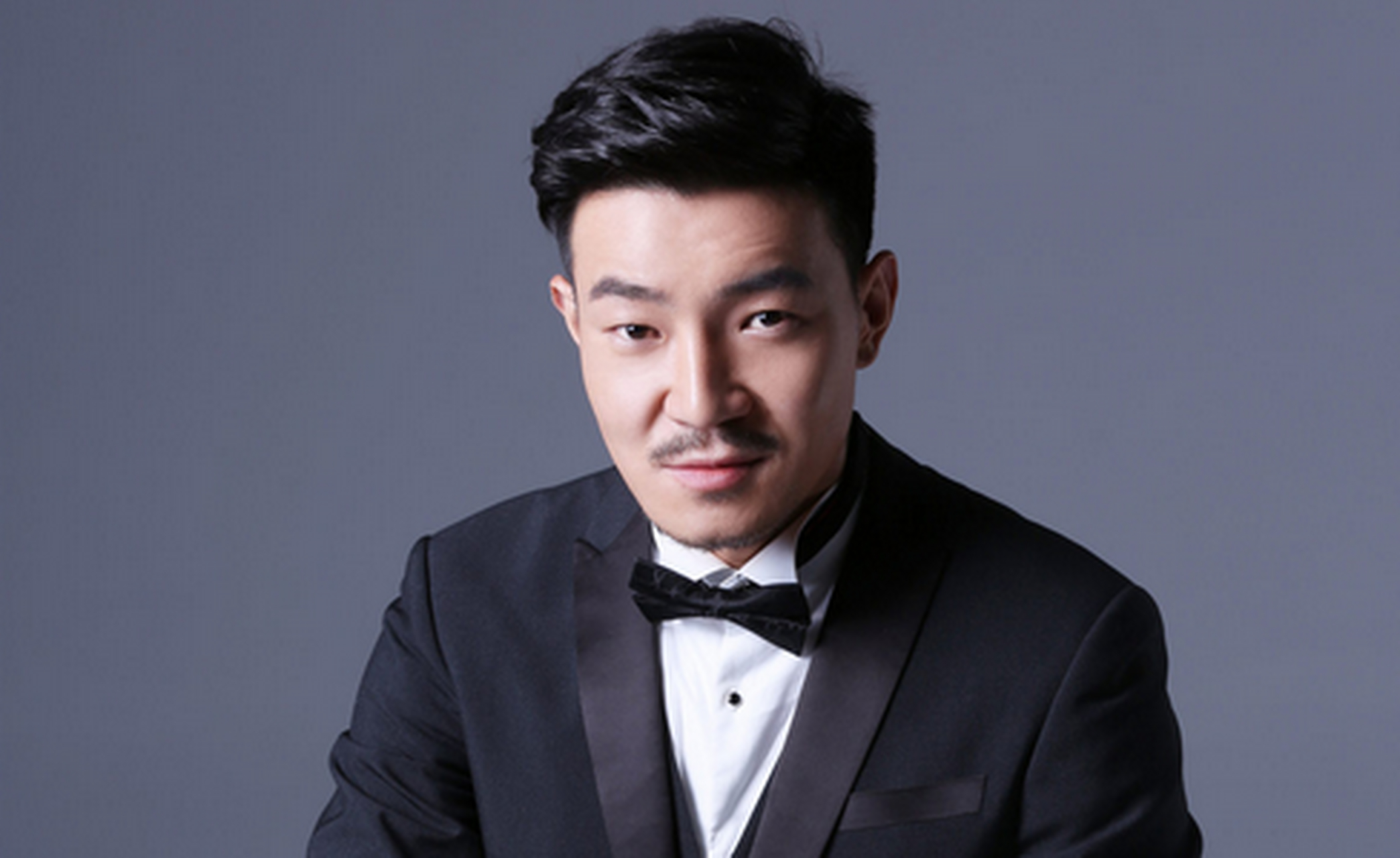 延翔毕业于北京电影学院表演系,大学期间参演了个人影视作品后,开始