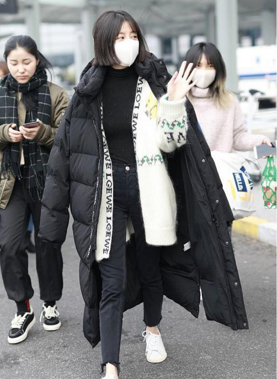 李溪芮一身棉服走机场,纯黑搭配虽然低调,但仍有时尚感