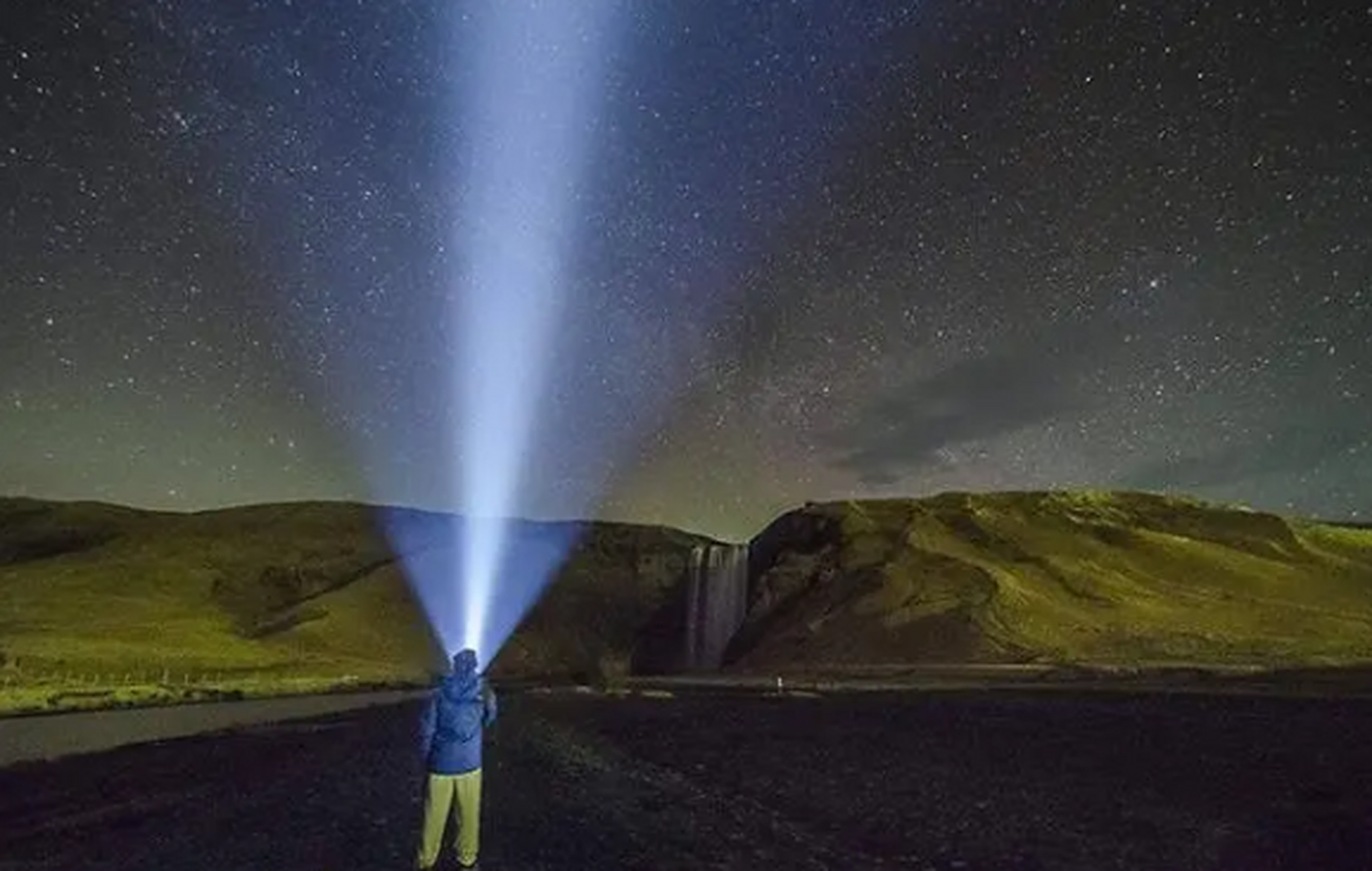 手电筒的光线能够照射太空,但是不可能永远畅游宇宙.