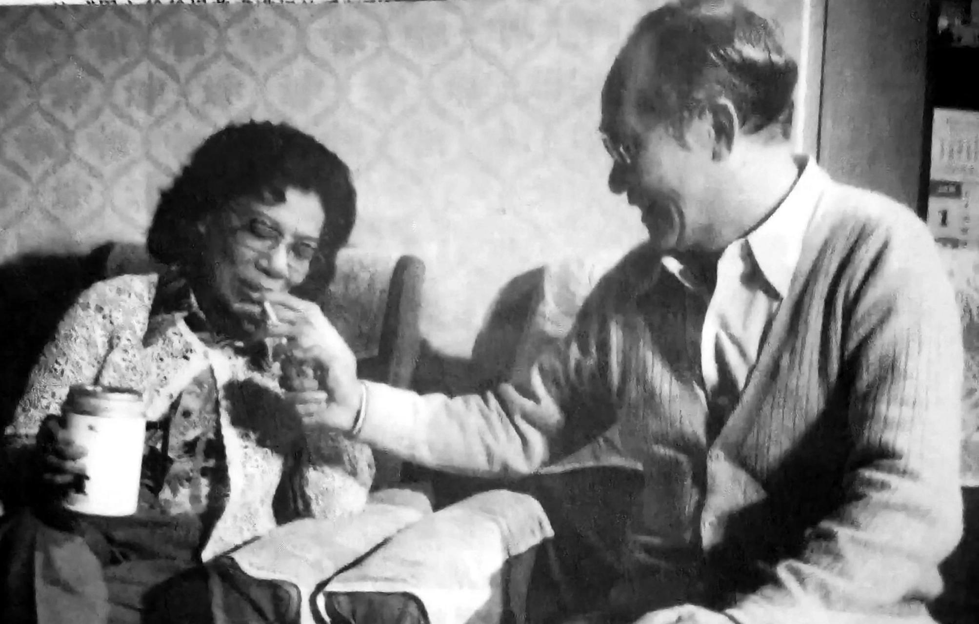 头条创作挑战赛# 侯宝林,王雅兰夫妇在北京木樨地家中的老照片.