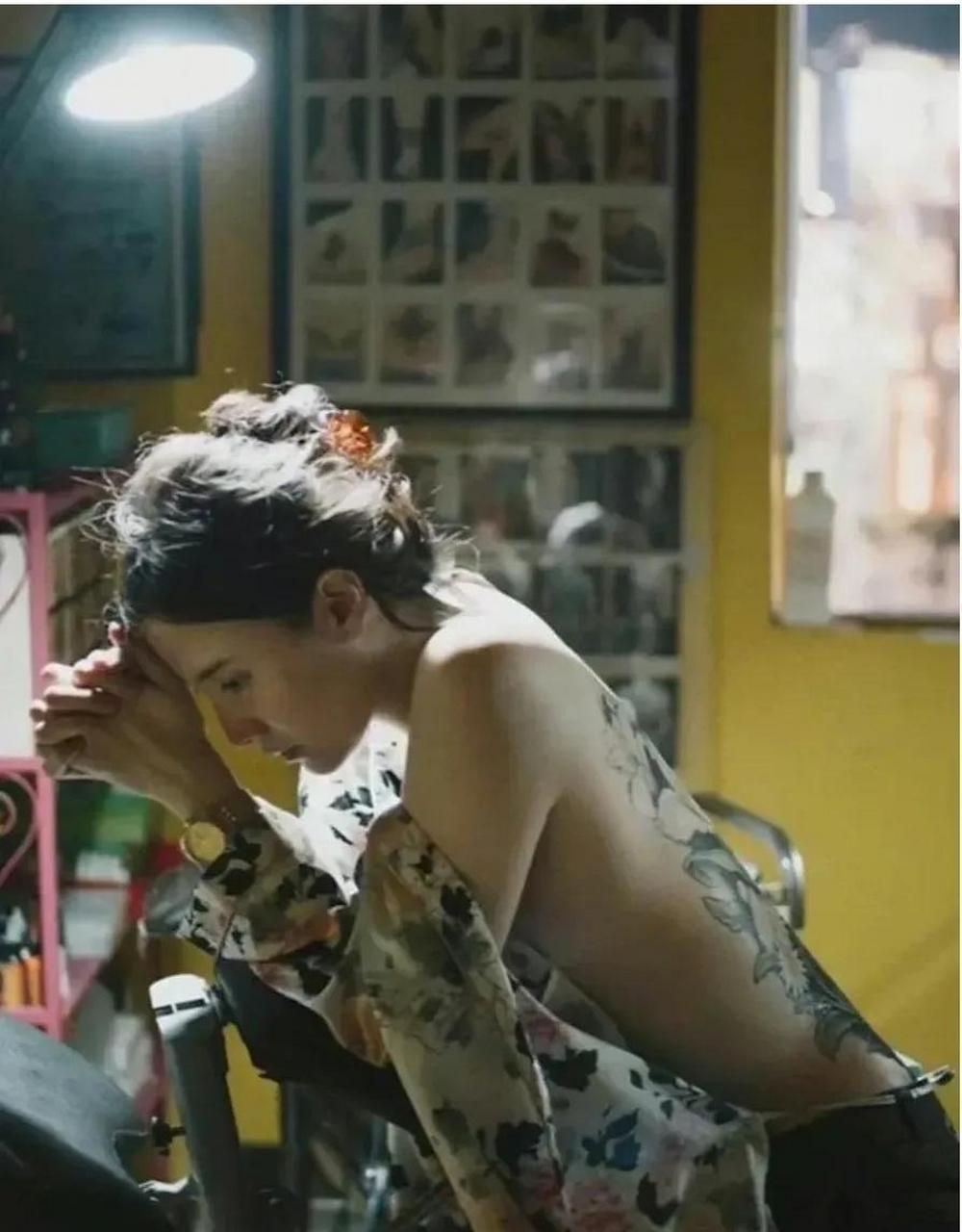 宋佳私下好野啊!后背刺绣纹身好性感,不愧是大姐大