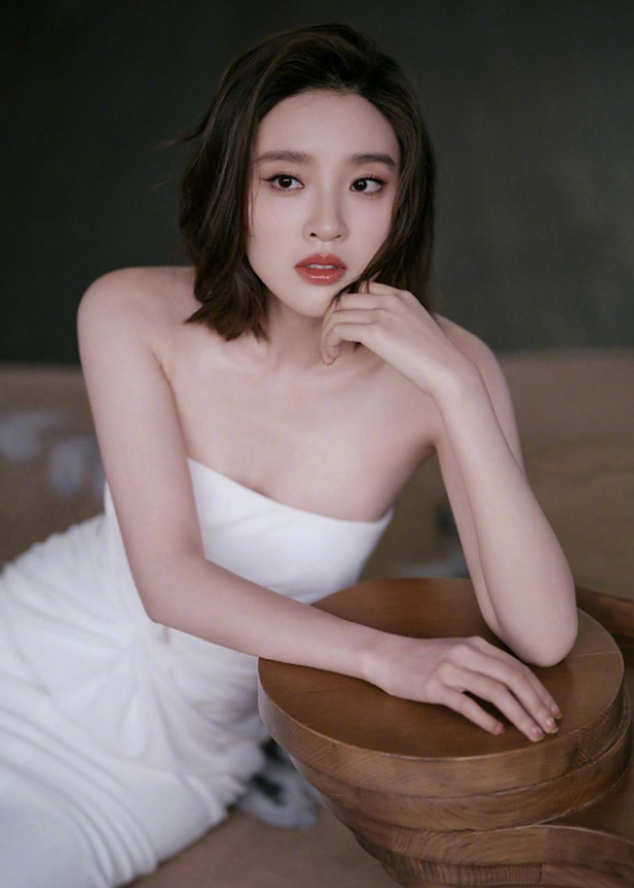 唐艺昕穿抹胸裙大秀身材.