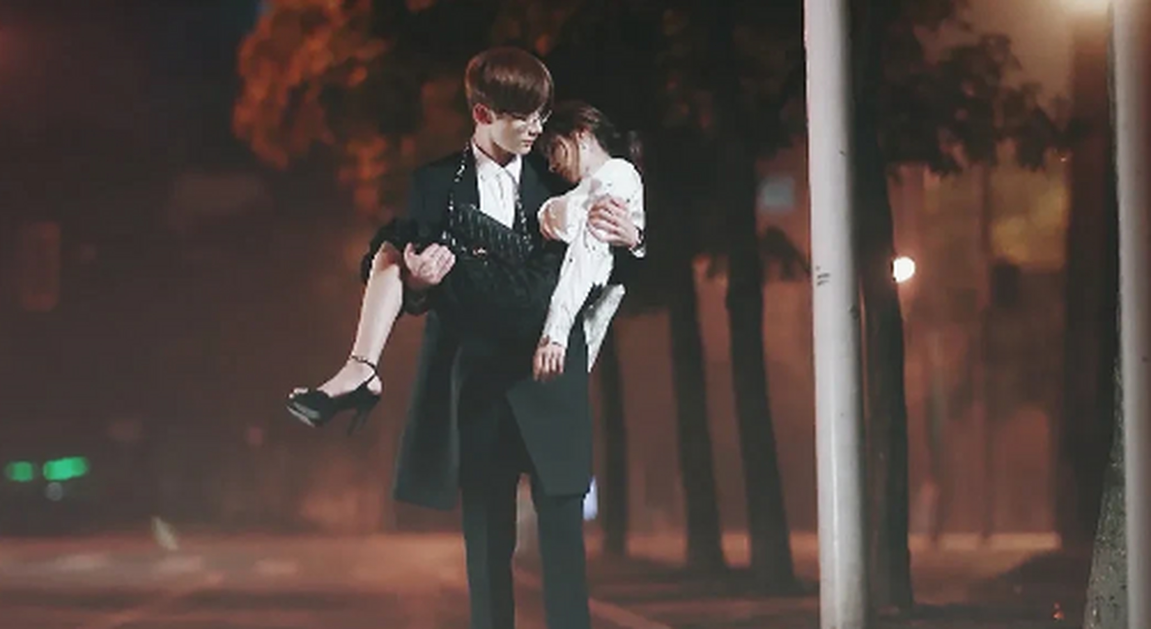 白敬亭的公主抱好唯美呐～氛围感十足#百家号星火计划