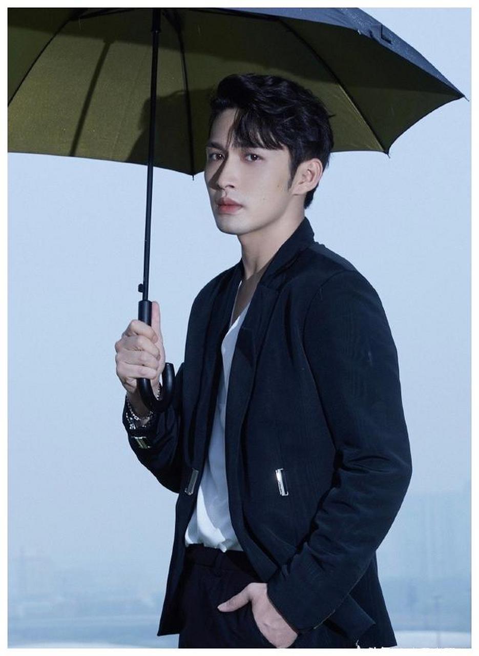 张彬彬——黑色西装尽显不羁绅士型格