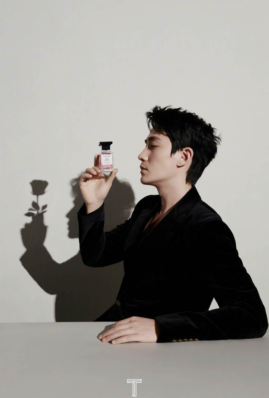 朱一龙|tomford    近日,一则香水广告大片曝光.