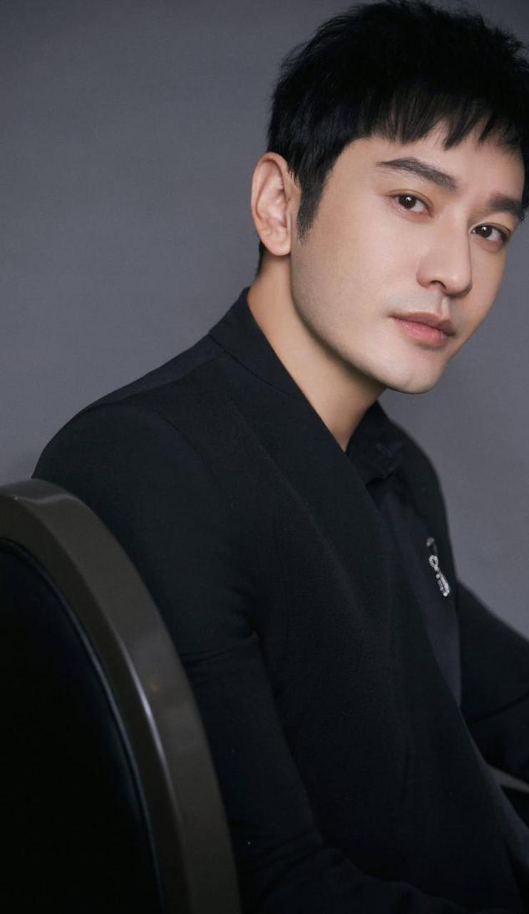 黄晓明,这位中国内地的多栖艺人,不仅是一位杰出的男演员,还是一位