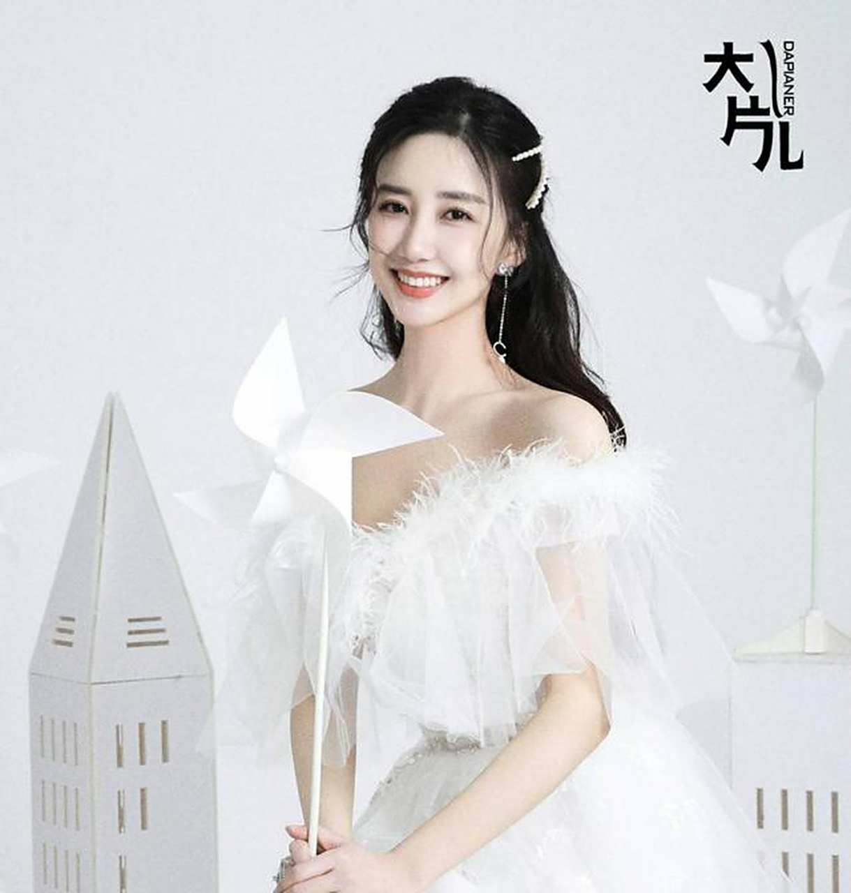 最近,1993年出生的演员陈欣予又双叒叕曝光一组时尚大片,一袭纯白