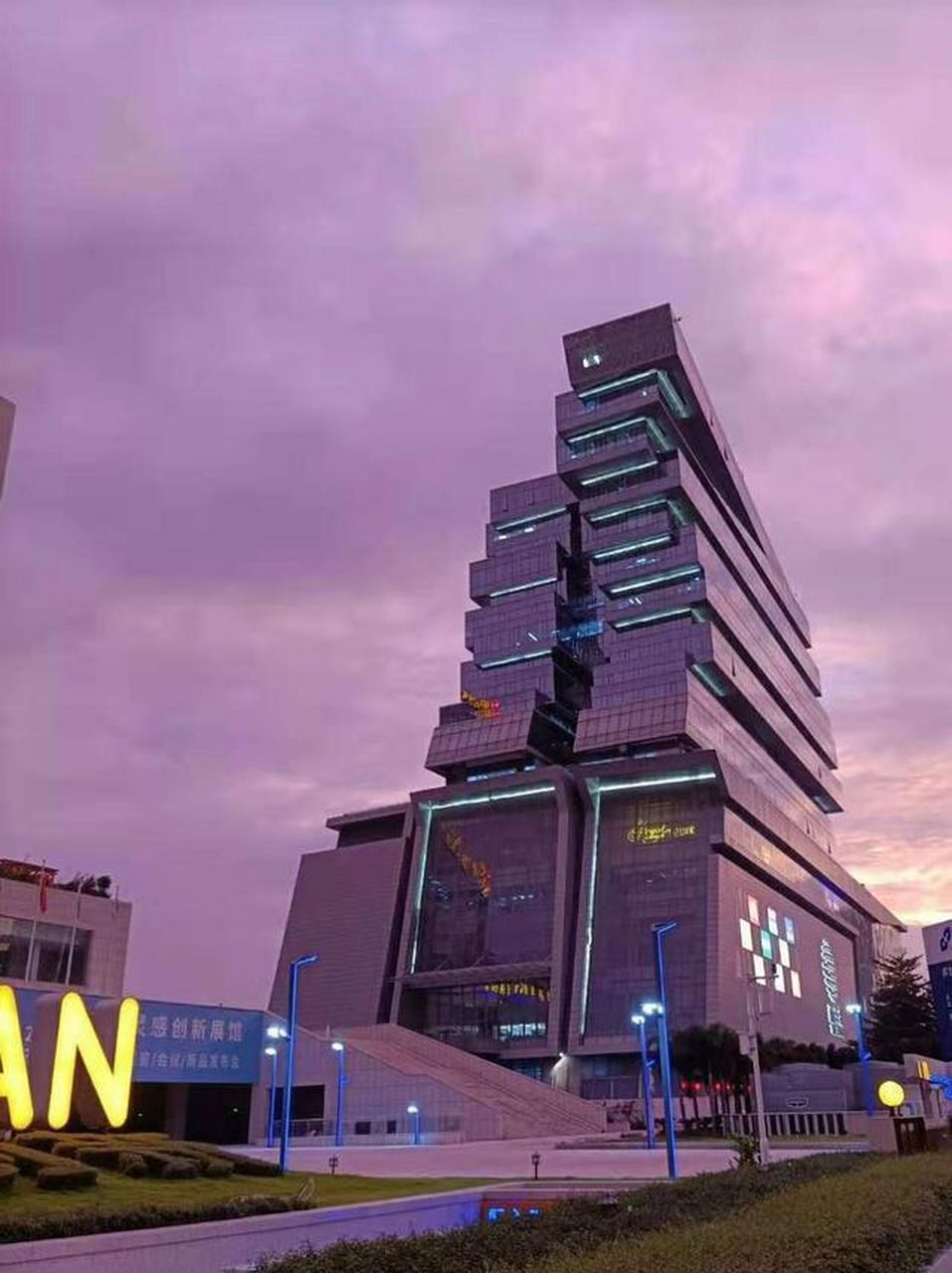 广州前有商场连廊像棺材,真正的棺材集合体,棺材大楼也在广州,盘点