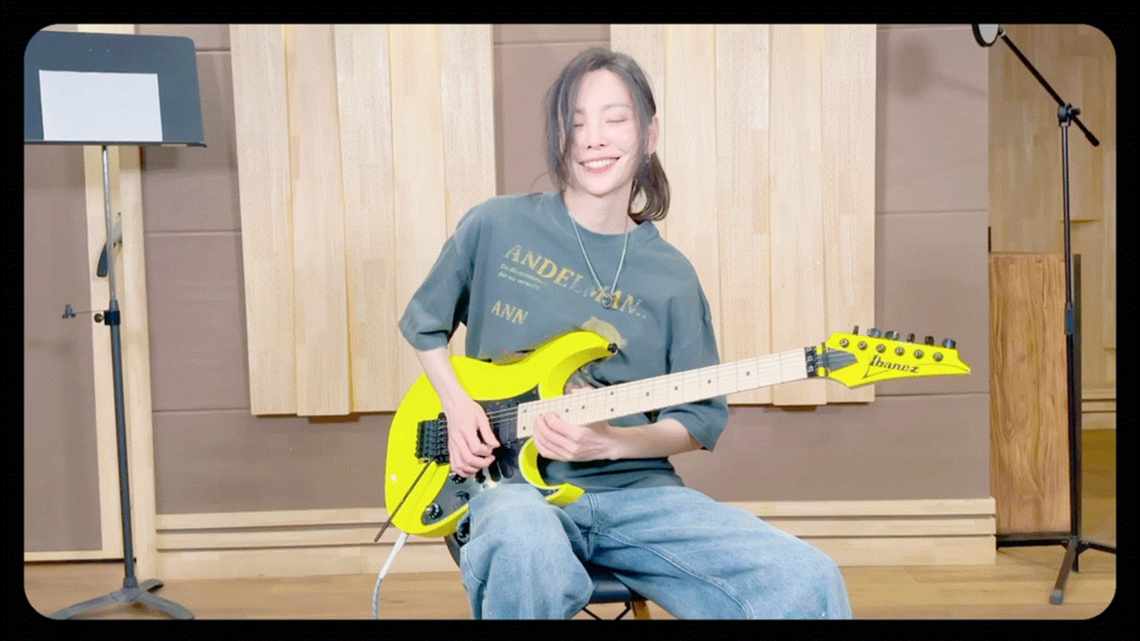 于文文电吉他版曹操练习室#  谁懂,于文文弹电吉他整个人都在饭光